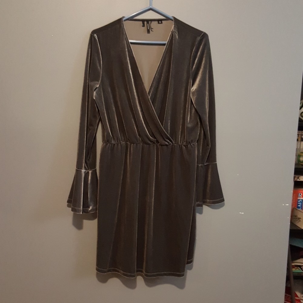 Velvet grey low v-neck with bell sleves